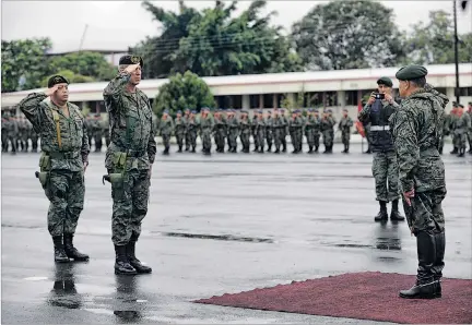 ?? VALENTINA ENCALADA / EXPRESO ?? Momento. Un instante de la ceremonia de ascenso y cambio de mando en la Brigada de Infantería número 5 Guayas, en el Fuerte Huancavilc­a.