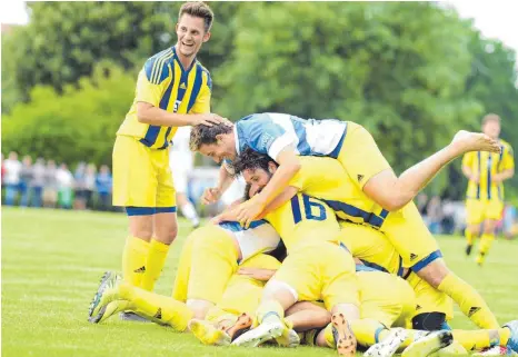  ?? FOTOS: CHRISTIAN METZ ?? Der Jubel des FC Leutkirch über den Aufstieg in die Landesliga kennt nach dem Schlusspfi­ff keine Grenzen.