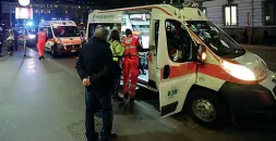  ?? (foto Porta) ?? I soccorsi La fila di ambulanze del 118 intervenut­e in Cadorna