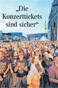  ?? FOTO: ALEXANDER KAYA ?? Fans am Schwörwoch­enende 2017 auf dem Ulmer Münsterpla­tz beim Konzert der Scorpions.