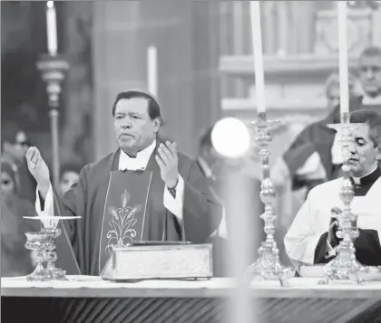  ??  ?? Al celebrar el Día de la Familia, el cardenal Norberto Rivera insistió durante la misa dominical en la Catedral que esta asociación tiene como fundamento la “unión del hombre y la mujer” ■ Foto Yazmín Ortega