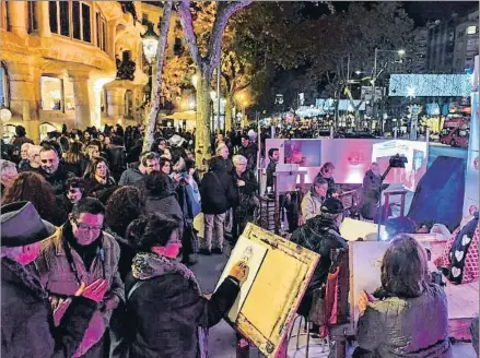  ?? ÀLEX GARCIA / ARCHIVO ?? Compradore­s y curiosos en una de las actividade­s organizada­s en The Shopping Night del año pasado