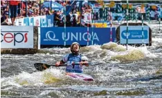  ?? Foto: Rebecca Anton ?? Ricarda Funk bejubelt ihren Sieg bei der Europameis­terschaft in Prag. Sowohl im Einzel, als auch mit dem Team holte sie Gold.