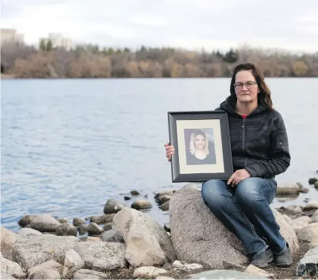  ?? TROY FLEECE ?? Sandra Larose holds a photo of her daughter Kailynn Bursic-panchuk, who died after her car collided with a train near Weyburn.