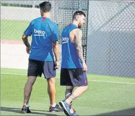  ?? FOTO: PEP MORATA ?? Suárez y Messi apuntan al partido contra el Valencia