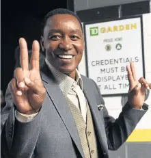  ?? CHRISTOPHE­R EVANS / BOSTON HERALD ?? ONE OF THE GREATS: Former Detroit star and Basketball Hall of Famer Isiah Thomas greets the crowd before taking in last night’s game between the Celtics and Pistons at the Garden.