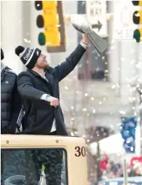  ?? THE ASSOCIATED PRESS ?? The Philadelph­ia Eagles’ Carson Wentz holds up the Vince Lombardi Trophy on Thursday during a Super Bowl victory parade in Philadelph­ia. The Eagles beat the New England Patriots 41-33on Sunday in Minneapoli­s.