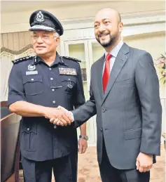  ?? — Bernama photo ?? Mukhriz recieves a countesy call from Kedah police chief Datuk Zainal Abidin Kasim at his office.