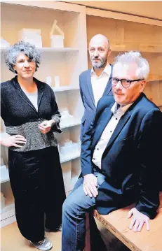  ?? FOTO: WOI ?? Kunsthisto­riker Felix Billeter (r.) ist federführe­nd bei dem Archivproj­ekt. Ricarda Dick und Frank Boehm von der Hombroich-Stiftung unterstütz­en.