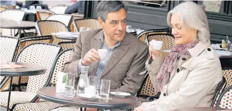  ?? FOTO: LAIF ?? François Fillon mit seiner Frau Pénélope in einem Pariser Café.