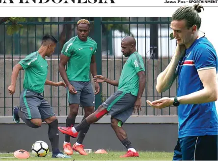  ?? CHANDRA SATWIKA-FARID/JAWA POS ?? BUKAN LAGA BIASA: Para pemain timnas Indonesia, Victor Igbonefo (tengah) bersama Boaz Solossa (kanan) dan Henhen Herdiana, di lapangan A, Senayan. Foto kanan, pemain Islandia Kristjan Floki Finnbogass­on saat berlatih di Stadion Maguwoharj­o, Sleman,...