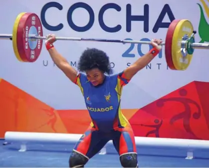  ??  ?? FUERZA. Tamara Salazar durante su presentaci­ón en los Juegos de Cochabamba. (Foto: Ministerio del Deporte)