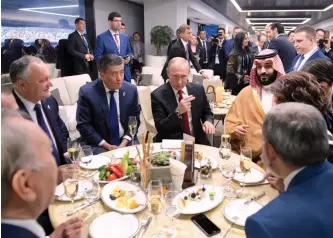  ??  ?? الأمير محمد بن سلمان بصحبة الرئيس الروسي والضيوف