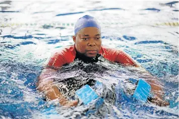  ??  ?? COOL ENVIRONMEN­T: Xolisa Mango Mgwatyu takes exercising seriously in order to stay healthy.