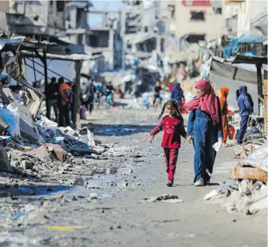  ?? [Reuters ] ?? Palästinen­sischer Alltag zwischen den Ruinen von Gaza-Stadt.