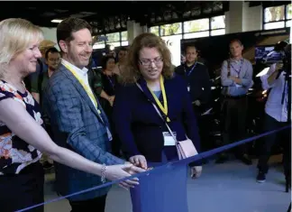  ??  ?? Kathy Winter, Doug Davis y Patti Robb (de izquierda a derecha), de Intel, inauguran oficialmen­te el Centro para Conducción Autónoma.