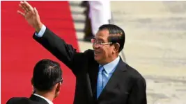  ?? —EV ESPIRITU ?? FIRST ARRIVAL Cambodian Prime Minister Hun Sen waves to well-wishers at Clark Internatio­nal Airport upon his arrival early on Saturday afternoon.