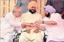  ?? PHOTOS: SAMEER SEHGAL/HT ?? (Clockwise from above) Poetfilmma­ker Gulzar with Punjab cultural affairs minister and CM Capt Amarinder Singh at the opening of Partition Museum; policemen adjust the portrait of freedom fighter Madan Lal Dhingra, whose death anniversar­y was marked by...