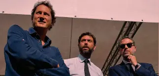  ??  ?? Vertici bianconeri John Elkann, il presidente della Juve Andrea Agnelli e il manager Fabio Paratici, in uscita