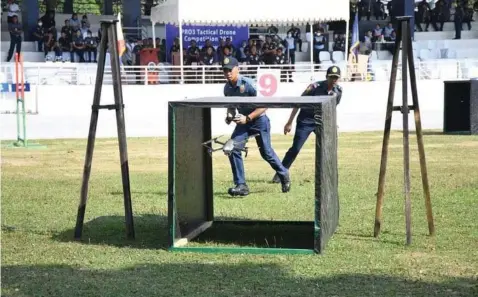  ?? ?? DRONE COMPETITIO­N
A policeman maneuvers a drone during the recently concluded First Tactical Drone Competitio­n conducted by the Police Regional Office Region 3 or PRO3. — Photo courtesy of PRO3