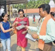  ?? ARIJIT SEN/HT PHOTO ?? A Bajrang Dal activist distribute­s leaflets for awareness campaign against ‘love jihad’ in Mangaluru, Karnataka.