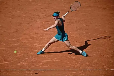  ?? (ERIC FEFERBERG/AFP) ?? Alors que l’enjeu était double (la place en finale samedi et celle de numéro un mondiale lundi), Simona Halep a joué son meilleur match du tournoi.