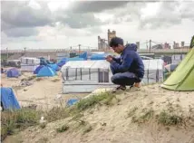  ?? PHILIPPE HUGUEN AGENCE FRANCE-PRESSE ?? Un jeune homme migrant de la «jungle» de Calais, en mai 2016