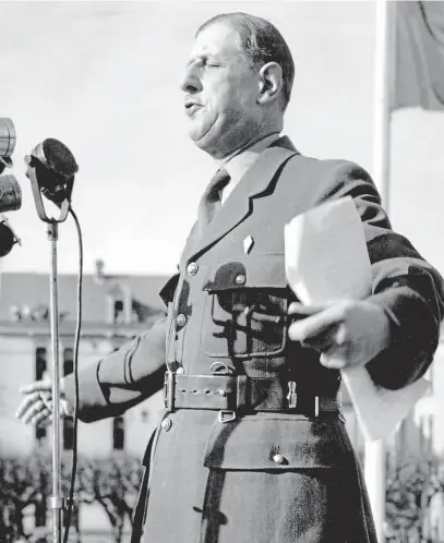  ?? FOTO ČTK ?? Muž velkých gest. Charles de Gaulle při projevu v Compiegne 7. března 1948, kde vyzval Západ, aby zastavil nástup komunismu v Evropě.