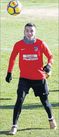  ??  ?? FELIZ.
Correa, durante un entrenamie­nto con el Atlético.