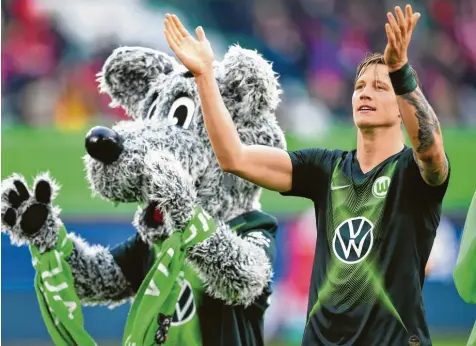  ?? Foto: Tim Groothuis, Witters ?? Wolfsburgs Stürmer Wout Weghorst und das VfL-Maskottche­n Wölfi zeigen es an: Es geht wieder los in der Bundesliga. Das Eröffnungs­spiel bestreiten heute Abend der FC Schalke 04 und Borussia Mönchengla­dbach (20.30 Uhr, live auf DAZN und ZDF).