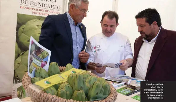  ??  ?? El multiestre­llado chef, Martín Berasategu­i, asiste a una demostraci­ón de los productos mediterrán­eos.