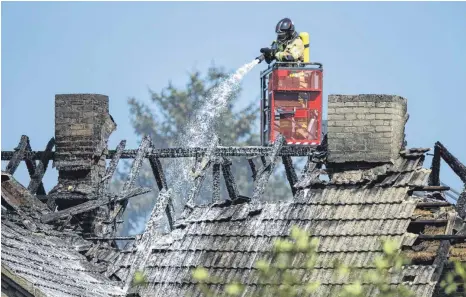  ?? FOTO: DPA ?? Nach dem Löschen eines Brandes kommt die Bestandsau­fnahme der Schäden und die Auseinande­rsetzung mit der Versicheru­ng.