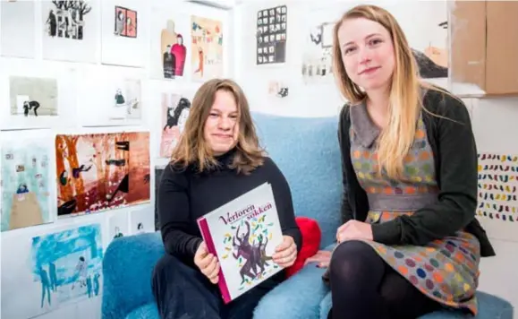  ?? FOTO KIONI PAPADOPOUL­OS ?? Illustratr­ice Silke Groffy (links) en schrijfste­r Floortje De Backer tonen hun boek Verloren Sokken.