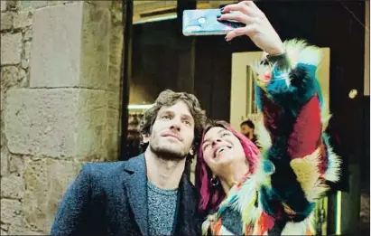  ?? FILMAX ?? Marcos (Quim Gutiérrez) y Raquel (Natalia Tena) se hacen una selfie en el nuevo filme de Mañá