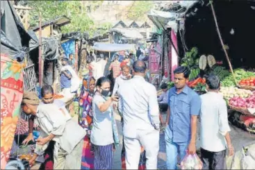  ?? HT PHOTOS ?? ■ People wanting to stock rations for the next three weeks rushed to buy vegetables in Lucknow