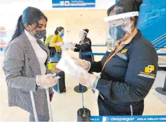  ?? EFE ?? En el aeropuerto de Cancún fueron recogidos 40, de los 246 colombiano­s que fueron repatriado­s ayer.