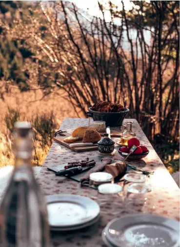  ??  ?? A la izda., los mejores productos artesanale­s del Pirineo en los desayunos de las bordas de Epic Andorra.