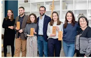  ??  ?? Laura Garna (izqda.) junto a los alumnos de la UPM, finalistas del premio, y junto a Pablo García (centro) y Marisa Sanz Díez, de Balda (dcha.).