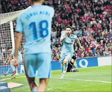  ?? FOTO: AP ?? Messi, agradecido a Alba en Bilbao El argentino señaló con el dedo índice al lateral en San Mamés tras su gran pase de gol