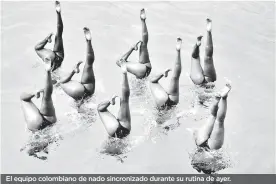  ?? FOTOS LUIS RODRÍGUEZ ?? El equipo colombiano de nado sincroniza­do durante su rutina de ayer.