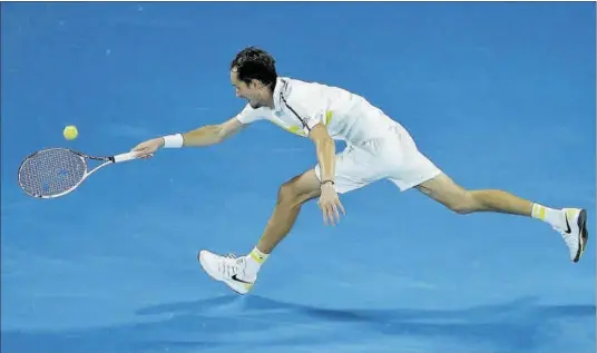  ?? AFP ?? El rus Medvédev, durant la seva victòria ahir davant Tsitsipas en les semifinals d’Austràlia.