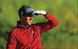  ?? YONG TECK LIM / GETTY IMAGES ?? Adam Scott watches a tee shot Saturday on No. 6 during the continuati­on of the second round of the Genesis Open at Riviera Country Club.