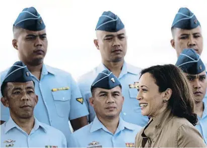  ?? ELOISA LOPEZ Re e ?? Harris camina ante la tripulació­n de un barco de la guardia costera de Filipinas en el puerto de Palawan