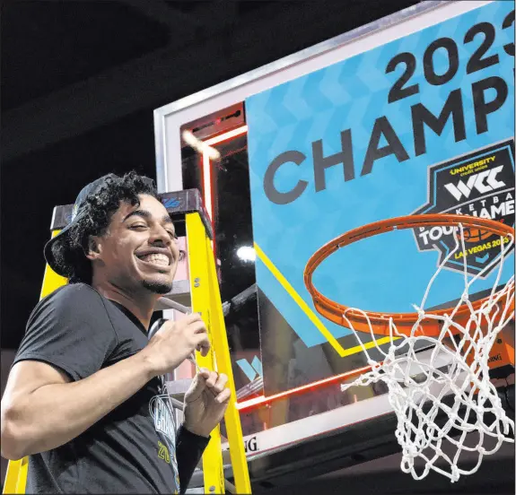  ?? Las Vegas Review-journal @ellenschmi­dttt ?? Ellen Schmidt
Gonzaga guard and Liberty High alum Julian Strawther takes his turn at cutting down the net Tuesday at Orleans Arena after the Bulldogs beat Saint Mary’s in the West Coast Conference championsh­ip game.