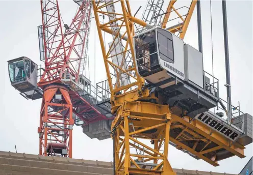  ?? JACQUES NADEAU LE DEVOIR ?? Les moyens de pression ont débuté jeudi dernier au chantier du nouveau pont Champlain entre Montréal et la Rive-Sud. Lundi, la grève s’est généralisé­e à plusieurs chantiers du Québec.
