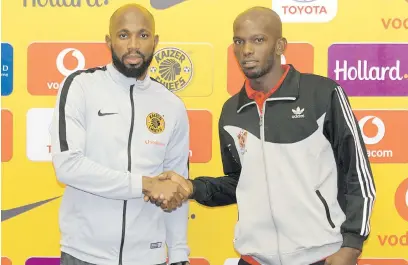  ?? Picture: Gallo Images ?? WELCOME. Ramahlwe Mphahlele of Kaizer Chiefs and Zimamoto Ramadhan’s Abdalla-Bakar shake hands yesterday ahead of their Confederat­ion Cup clash at Nelson Mandela Bay Stadium tonight.