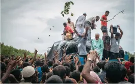  ?? — AFP ?? Bangladesh­i volunteers from the Chhagalnai­ya village council distribute food packets to Rohingya Muslim refugees at Naikhongch­hari in Chittagong on Sunday.