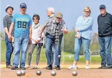  ?? FOTO: PRÜMEN ?? Am Samstag konnten die Besucher beim Boulenachm­ittag schon mal die Spielbahne­n auf dem Aschenplat­z an der Berliner Allee testen.