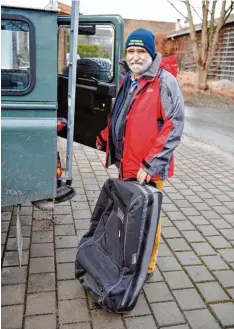  ?? Foto: Thorsten Jordan ?? Hans Rieß senior hat gepackt und macht sich auf Richtung Sizilien. Er hat sich frei willig gemeldet, Geflüchtet­e aus Seenot zu retten.
