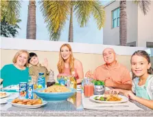  ?? / SUMINISTRA­DA ?? Valores. Cenar en familia promueve los valores familiares.